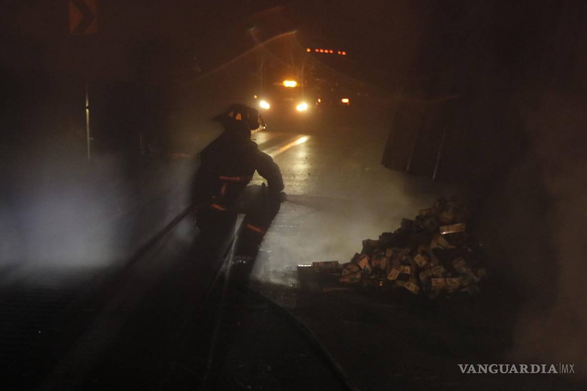 Se detiene el tráfico tras aparatoso choque e incendio en tramo Monterrey-Torreón