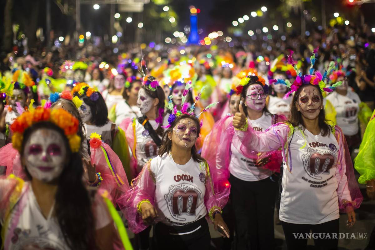 $!Personas caracterizadas de Catrinas participan en la Procesión de Catrinas como parte de las celebraciones por el Día de Muertos, en Ciudad de México.