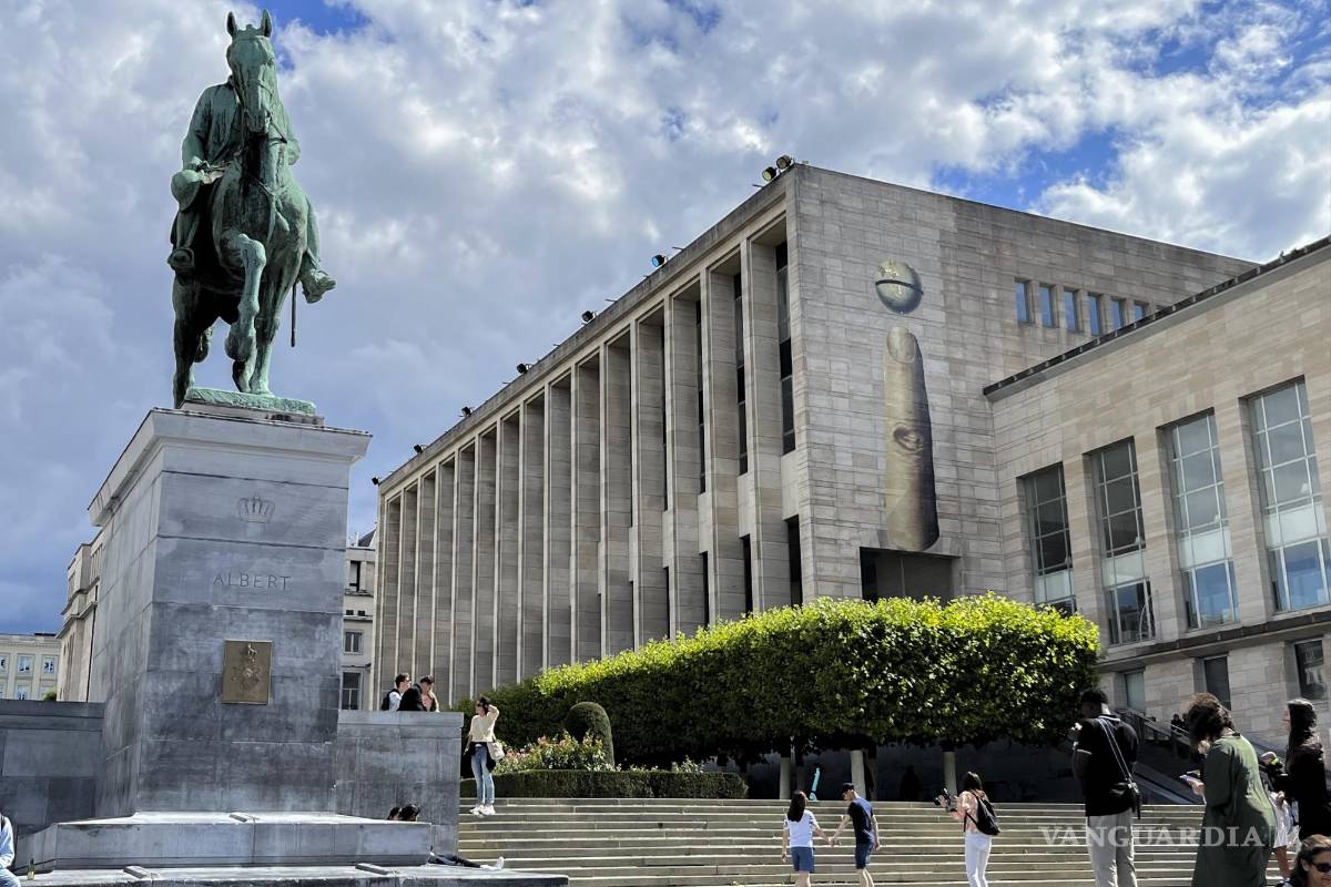 $!Explanada del jardín del Monte de las Artes, en el centro de Bruselas, con el mural de un dedo que aparece en el cuadro Literatura prohibida del pintor belga René Magritte.
