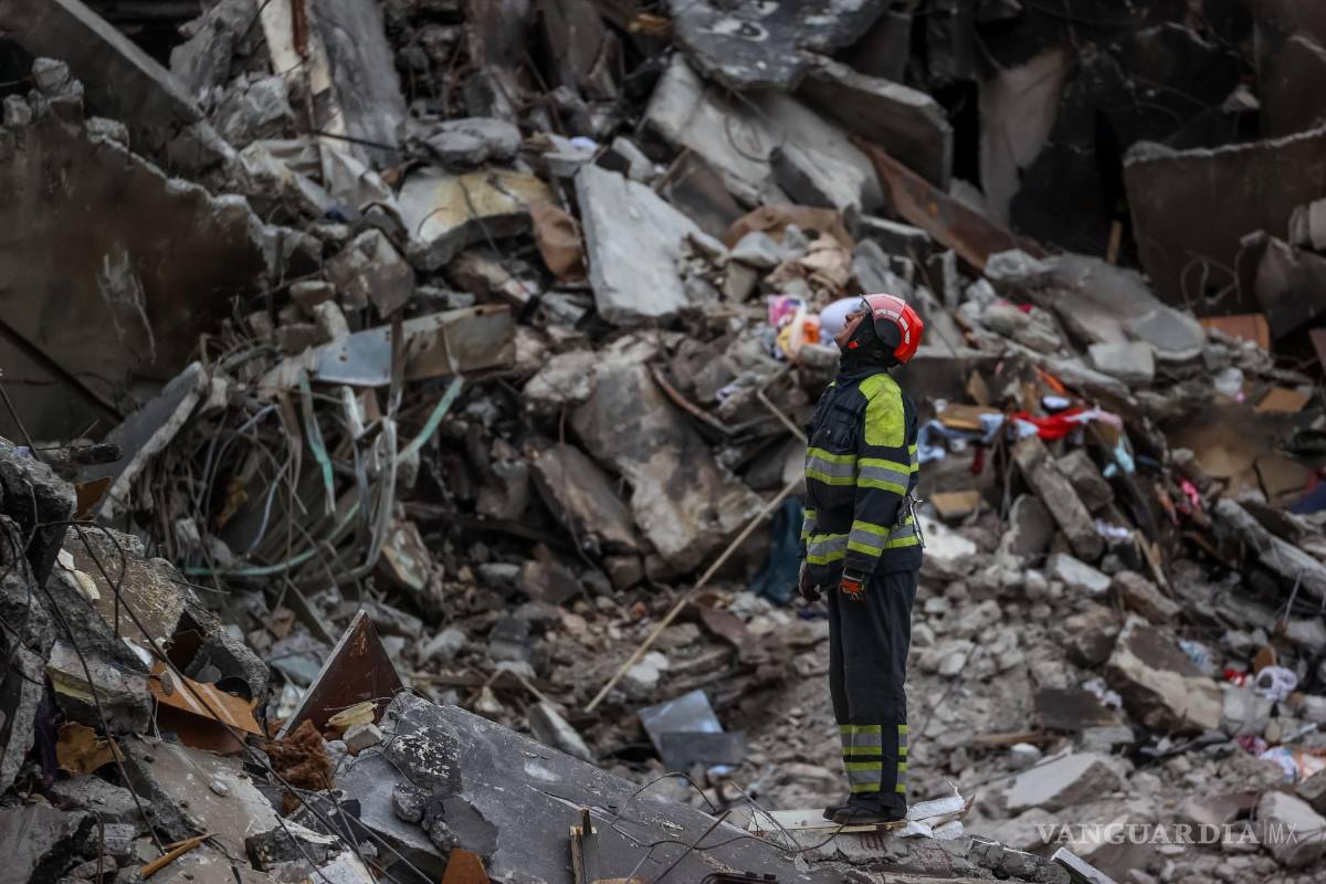 $!Un bombero observa un edificio que sufrió daños tras un ataque con artillería pesada en Borodianka, Ucrania.
