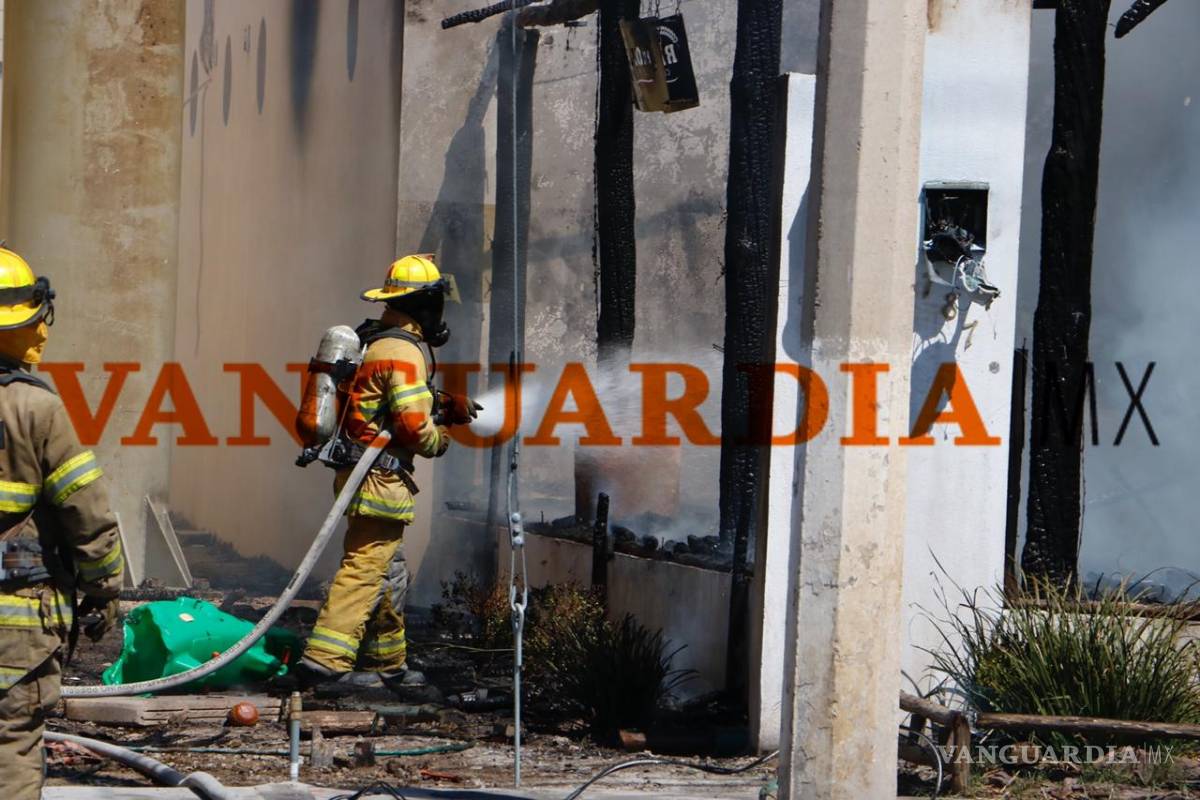 $!Cortocircuito provoca un gran incendio que reduce a cenizas a restaurante en Saltillo; ya se les había advertido del desperfecto
