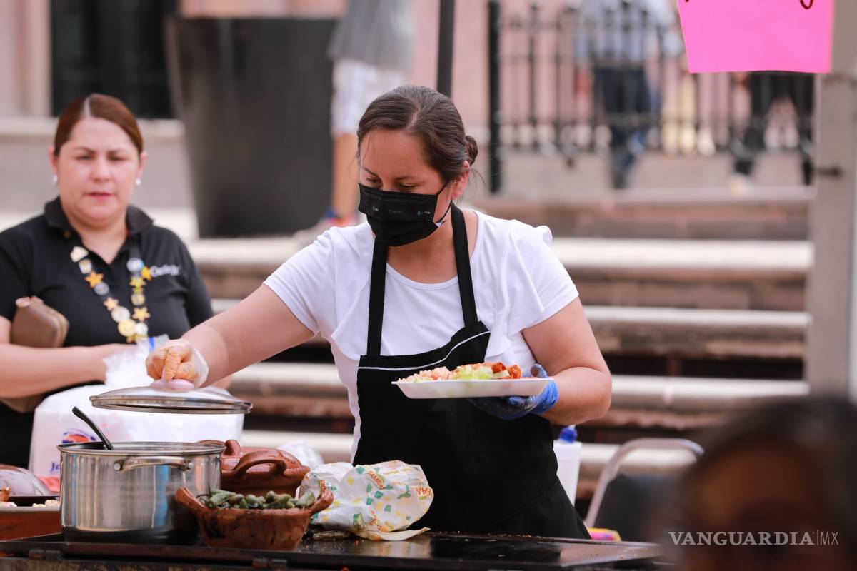 $!Las Cocineras Tradicionales de Arteaga preparan con dedicación los platillos que han sido parte de la cultura gastronómica de la región por generaciones.