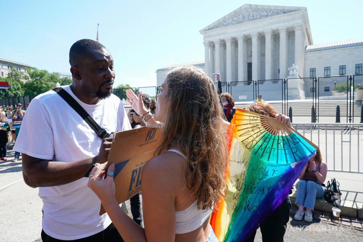 $!Jonathan Tremaine Thomas, activista de derechos civiles habla con Juliette Dueffert, activista por el derecho al aborto en Washington.