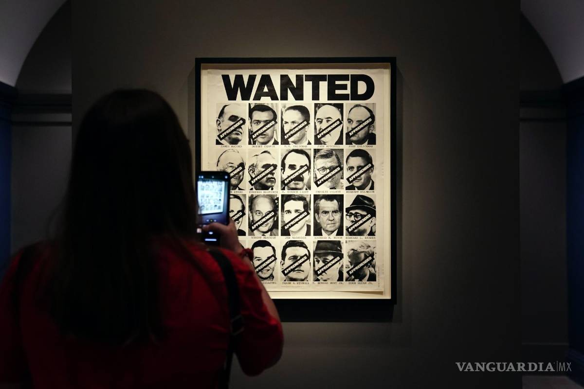 $!Un cartel de búsqueda con personas involucradas en el Watergate en la exposición ‘Watergate: Retrato e intriga’ en la Galería Nacional de Retratos en Washington.