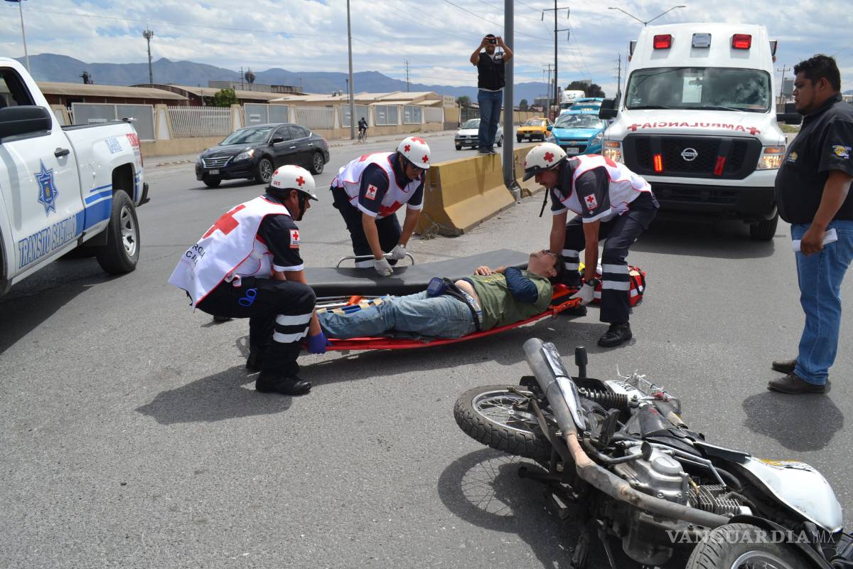 Pierde dedo motociclista, luego que camión lo choca