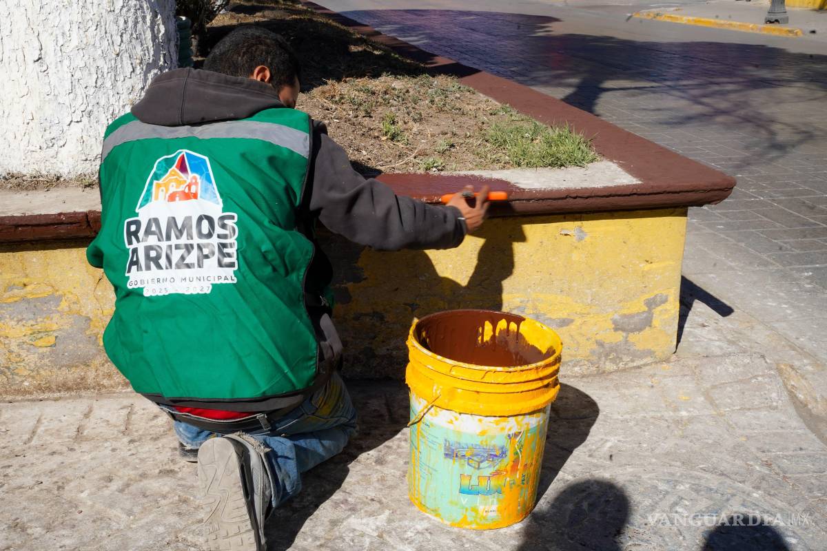 $!Personal municipal pintando y limpiando un parque en la colonia La Ciénega.