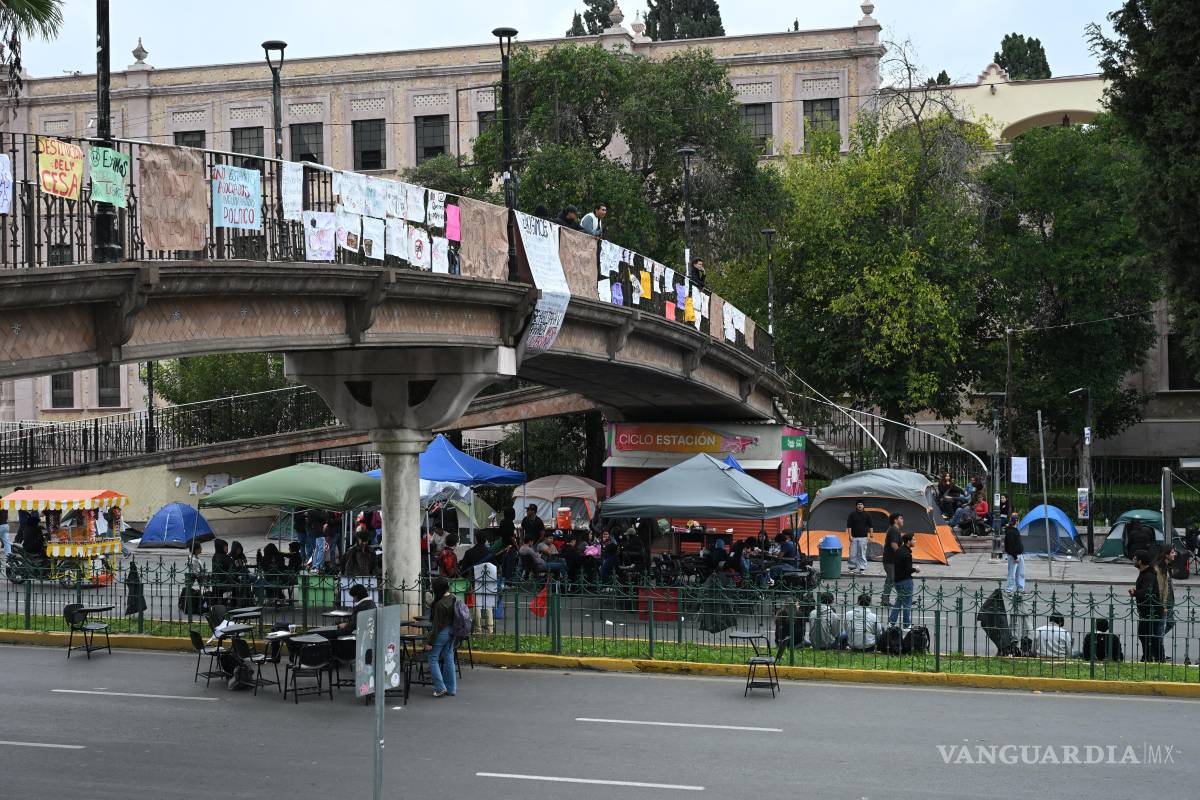 $!Las negociaciones permanecen detenidas desde el miércoles por la noche, mientras el bloqueo del bulevar Venustiano Carranza cumplió 72 horas.
