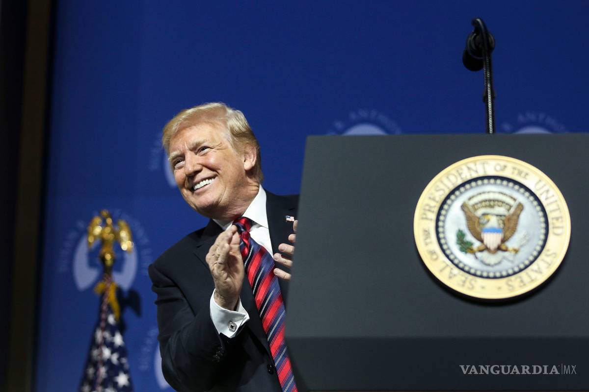 Aplaude Trump la prohibición de protestar durante el himno en la liga NFL