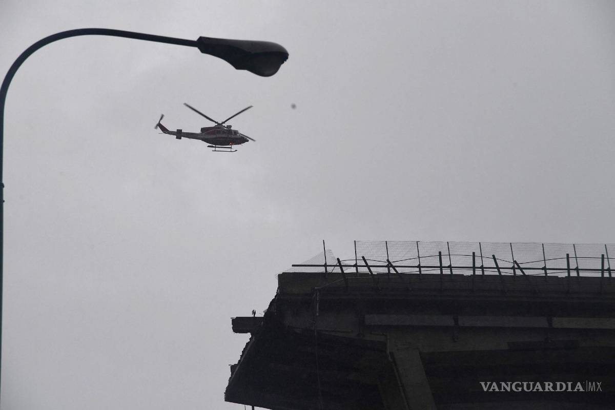 $!Se desploma un puente en Génova y varios vehículos caen al vacío (Fotogalería)