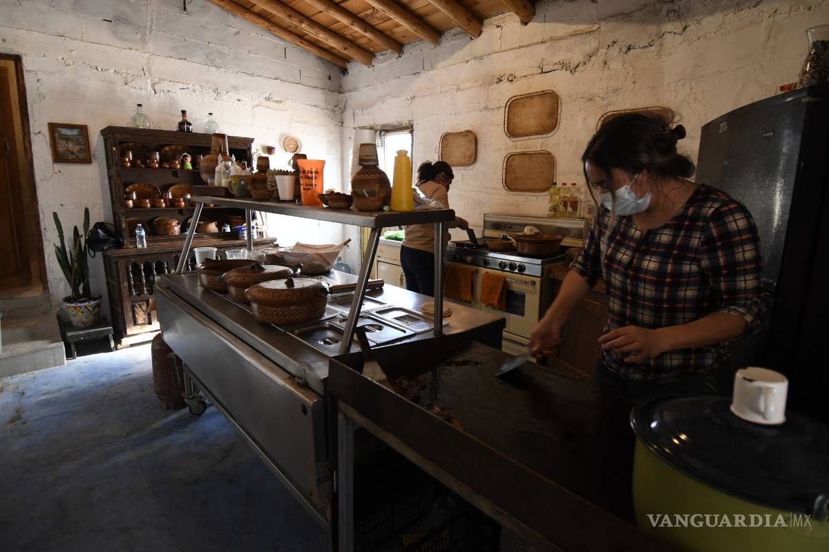 $!Doña Margarita lo pierde todo y monta comedor en apoyo a desalojados por incendio en la sierra de Arteaga