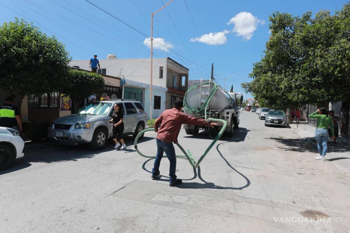 $!Más de 30 pipas continúan distribuyendo agua en distintos sectores de Saltillo.