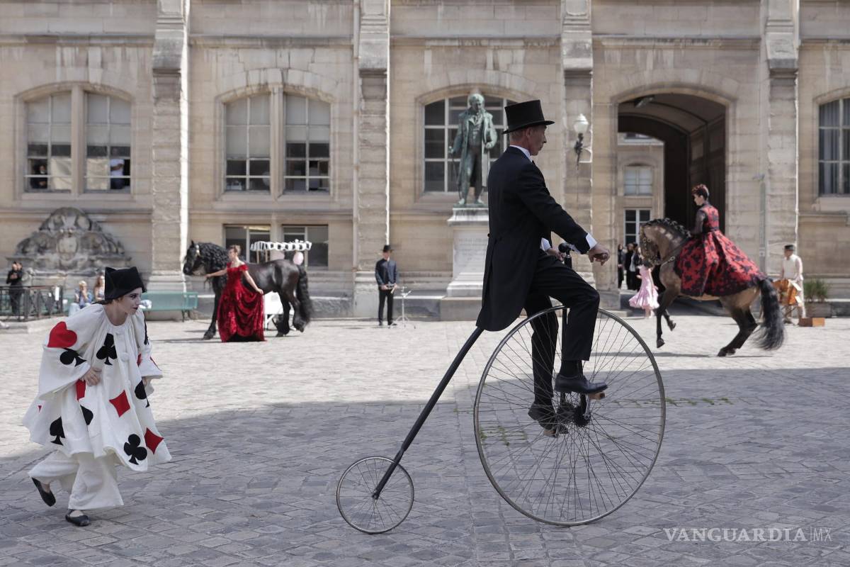 $!Una modelo luce una creación en el desfile de la colección de alta costura otoño/invierno 2022-2023 de Franck Sorbier en París.