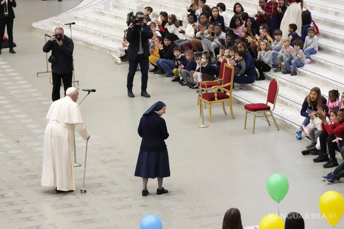 $!El Papa Francisco llega para celebrar su cumpleaños con niños asistidos por el dispensario de Santa Marta durante una audiencia en el Aula Pablo VI.