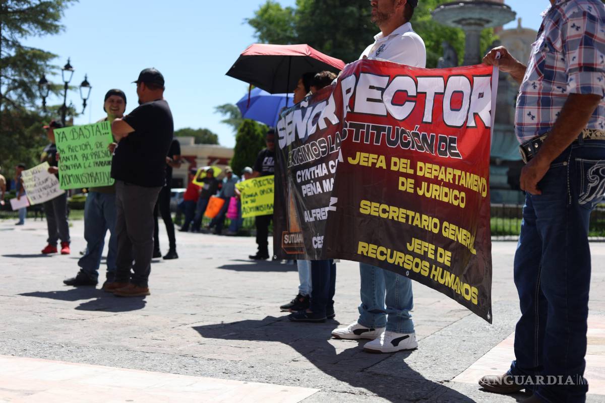 $!Con pancartas y consignas, trabajadores de la UAAAN exigieron respeto a su contrato colectivo.