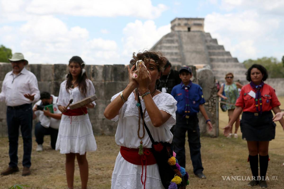 $!Indígenas y ambientalistas asisten a la ceremonia del Día Internacional de la Madre Tierra hoy, en la zona arqueológica de Chichén Itzá, Yucatán.