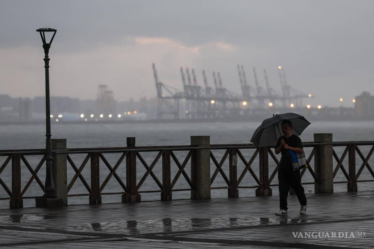 $!Una persona camina bajo nubes amenazantes provocadas por el tifón Champi en la Ciudad de Nuevo Taipéi, Taiwán, el 21 de octubre de 2026.