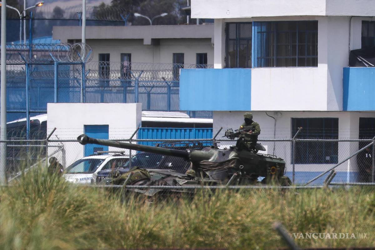 $!Militares ecuatorianos hacen un operativo de toma de control del Centro de Rehabilitación Social Regional Sierra Centro Norte Cotopaxi en Latacunga.