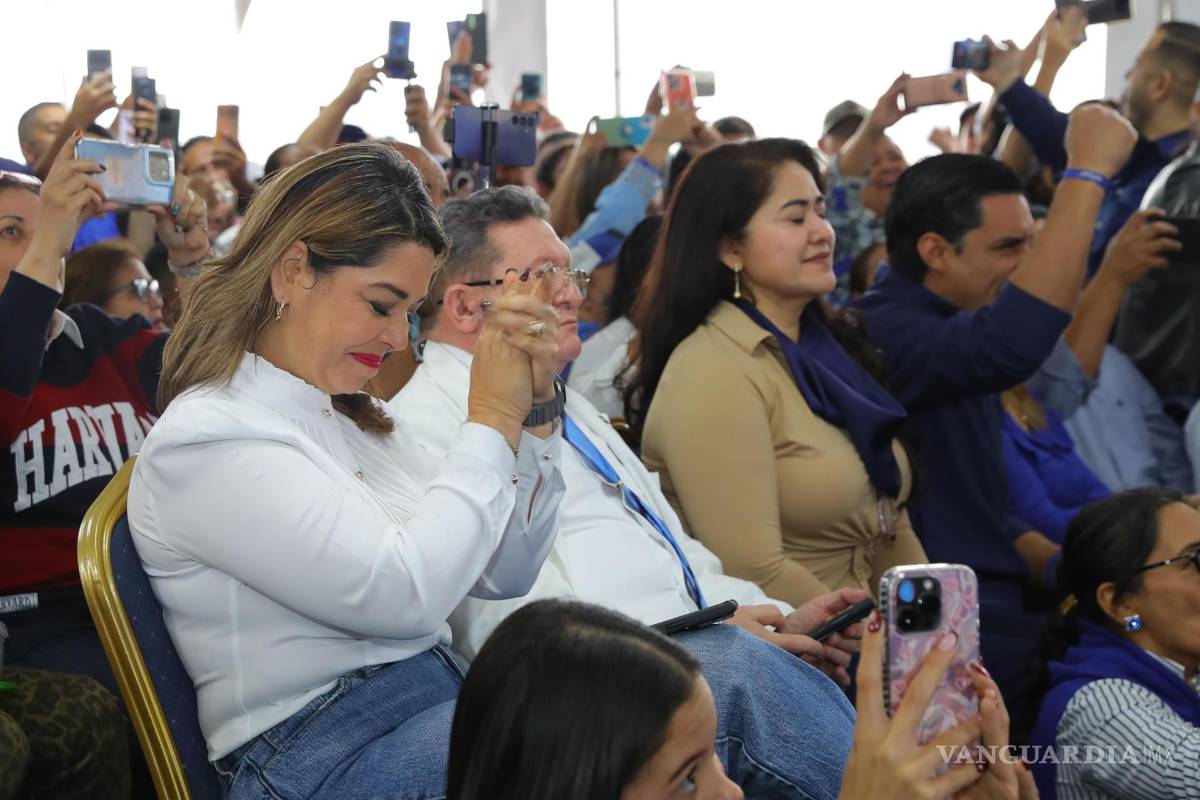 $!Simpatizantes del conservador Nasry 'Tito' Asfura, celebran en la sede del Partido Nacional en Tegucigalpa.