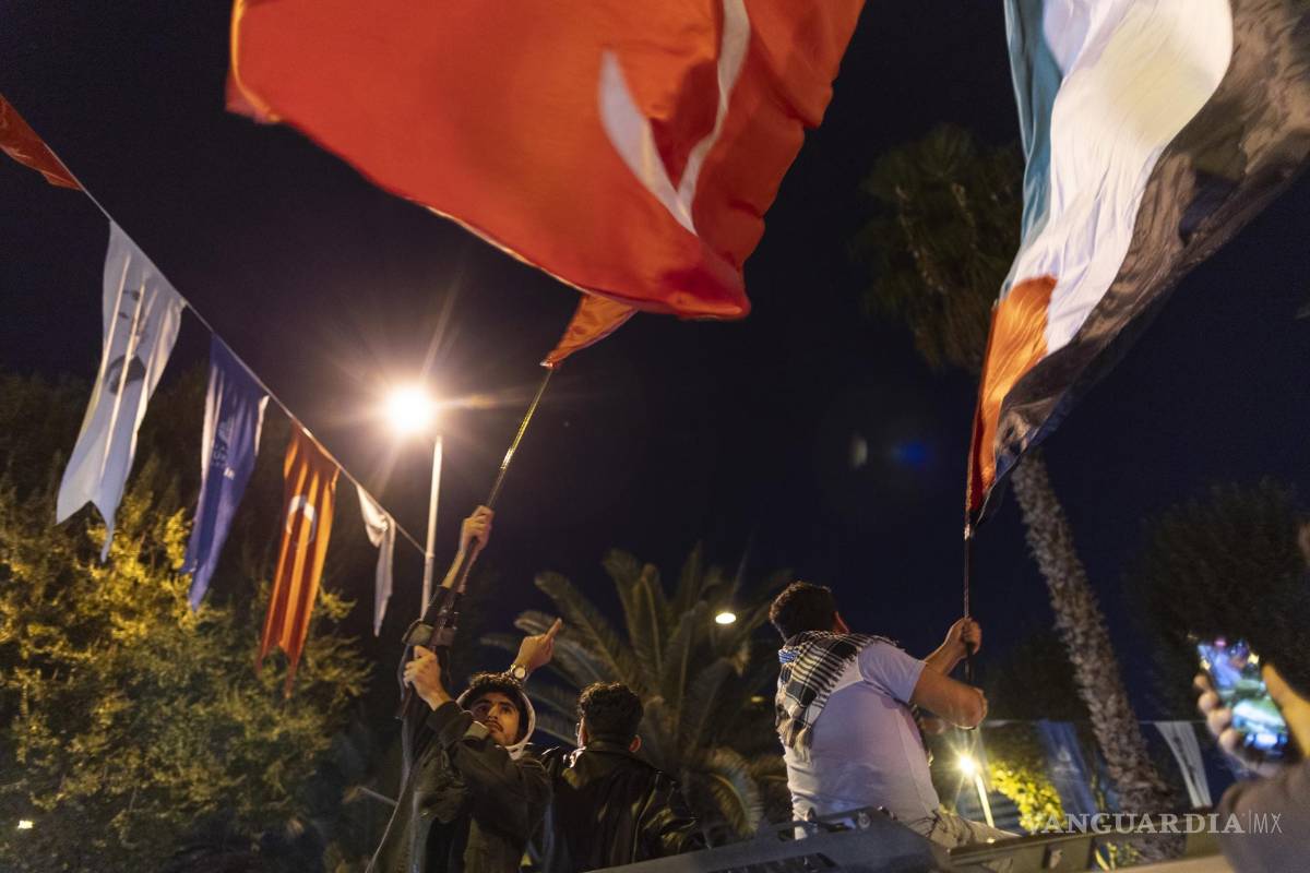 $!El pueblo islamista turco sostiene banderas turcas y palestinas para mostrar solidaridad con el pueblo palestino en Estambul, Turquía.