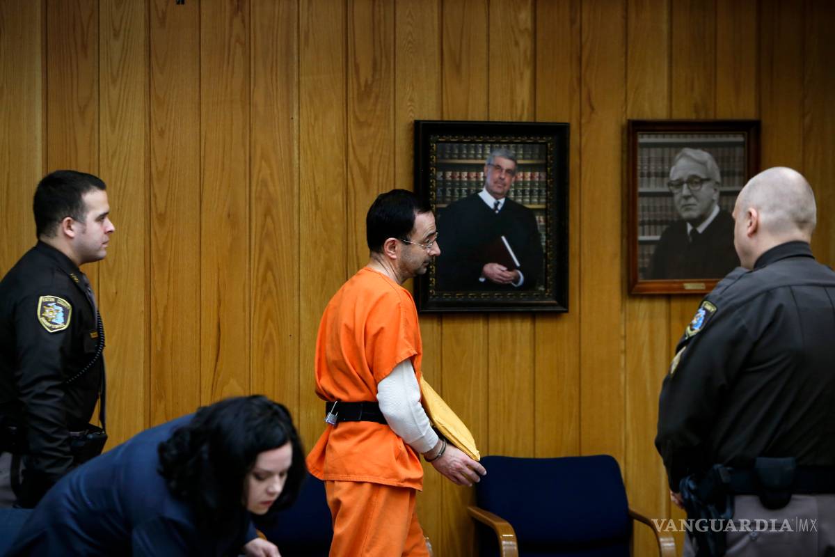 Dan 60 años de cárcel a Larry Nassar, ex médico de gimnasia de EU