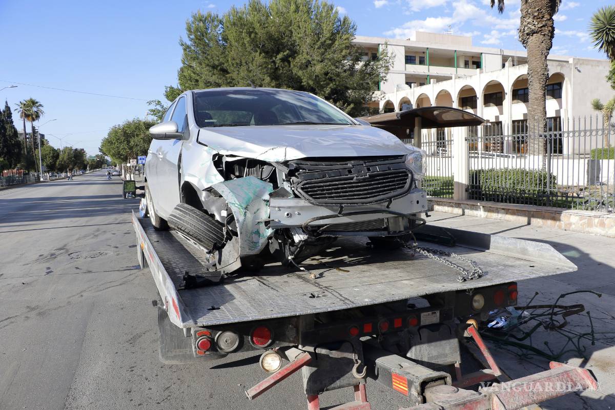 Le dan cerrón y destroza auto