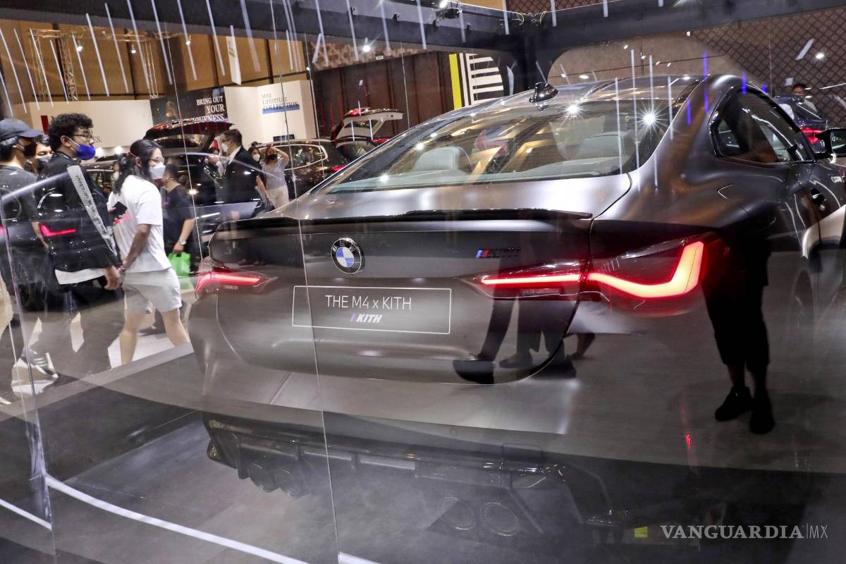 $!Los visitantes pasan junto a un BMW durante un salón del automóvil organizado por la Asociación de Industrias Automotrices de Indonesia (GAIKINDO) y titulado GAIKINDO Indonesia International Auto Show (GIIAS), en Tangerang, Indonesia. AP/Tatan Syuflana