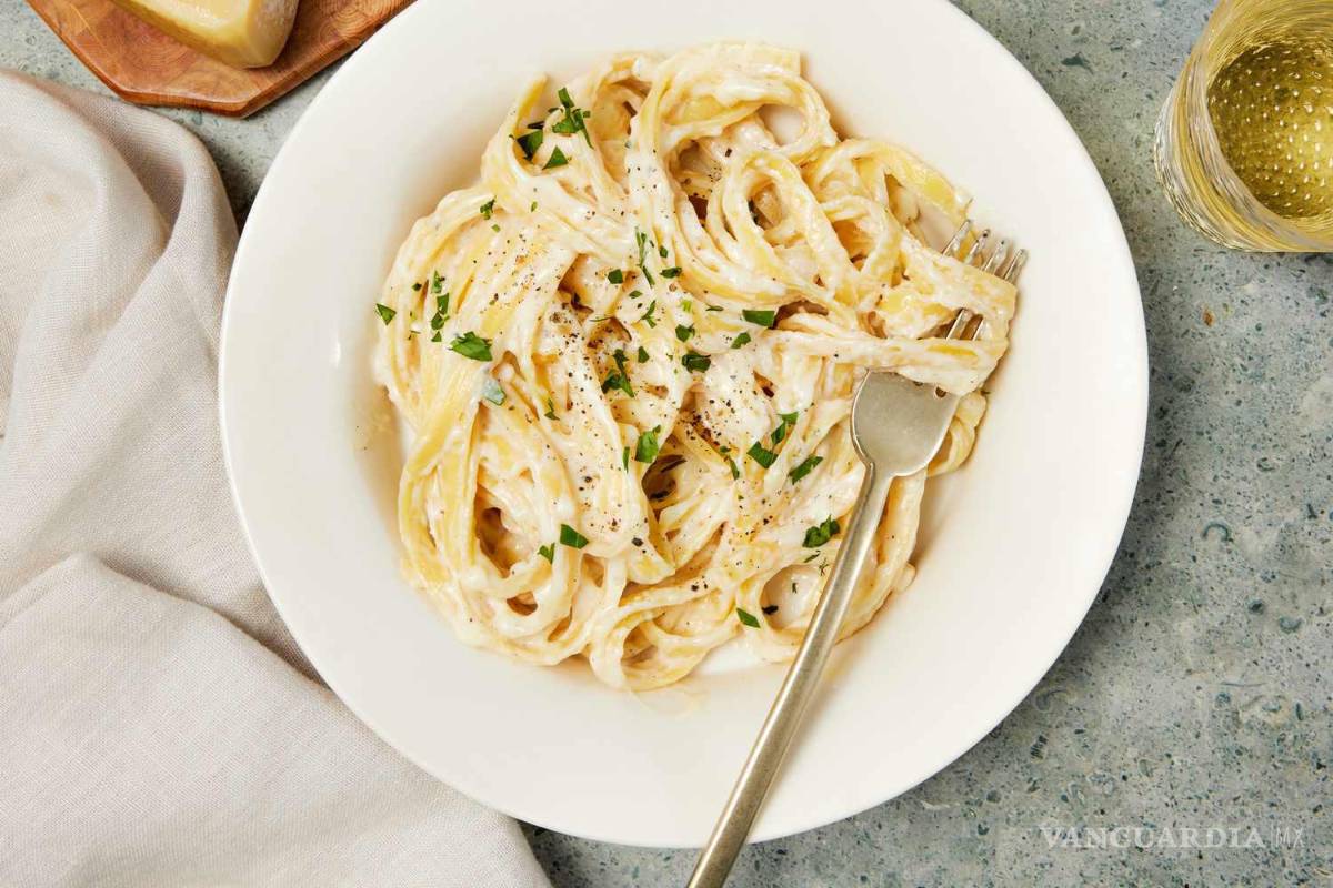 $!Fettuccine Alfredo: Una Crema de Queso Deliciosamente Suave.