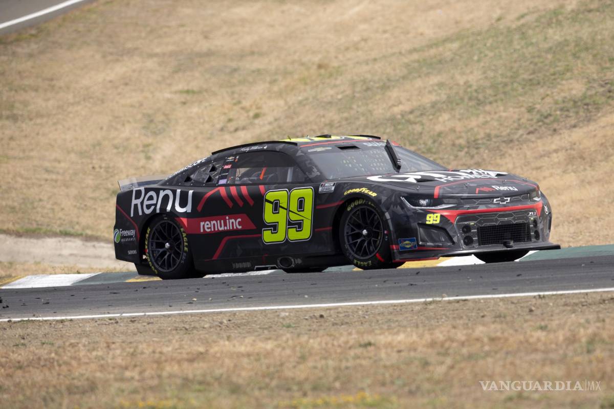 $!El piloto mexicano Daniel Suárez (99) lidera el pelotón en la curva 3 durante una carrera de la NASCAR Cup Series en el Sonoma Raceway en Sonoma, California.