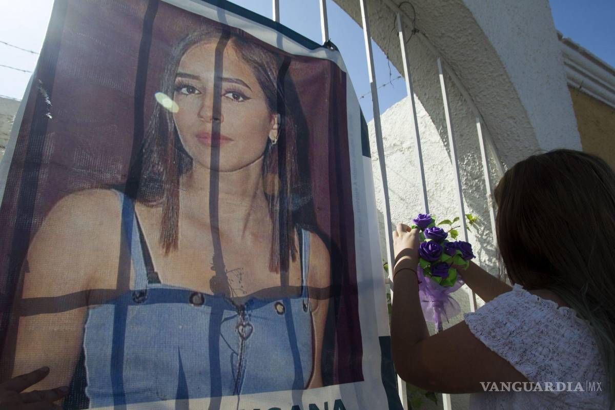$!Los padres de Dehanhi acudieron a las afueras del Motel Nueva Castilla para realizar una oración por ella.