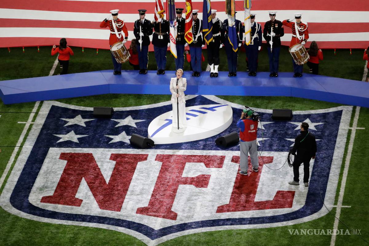 $!Con todo y gripe Pink se luce cantando el himno de EU