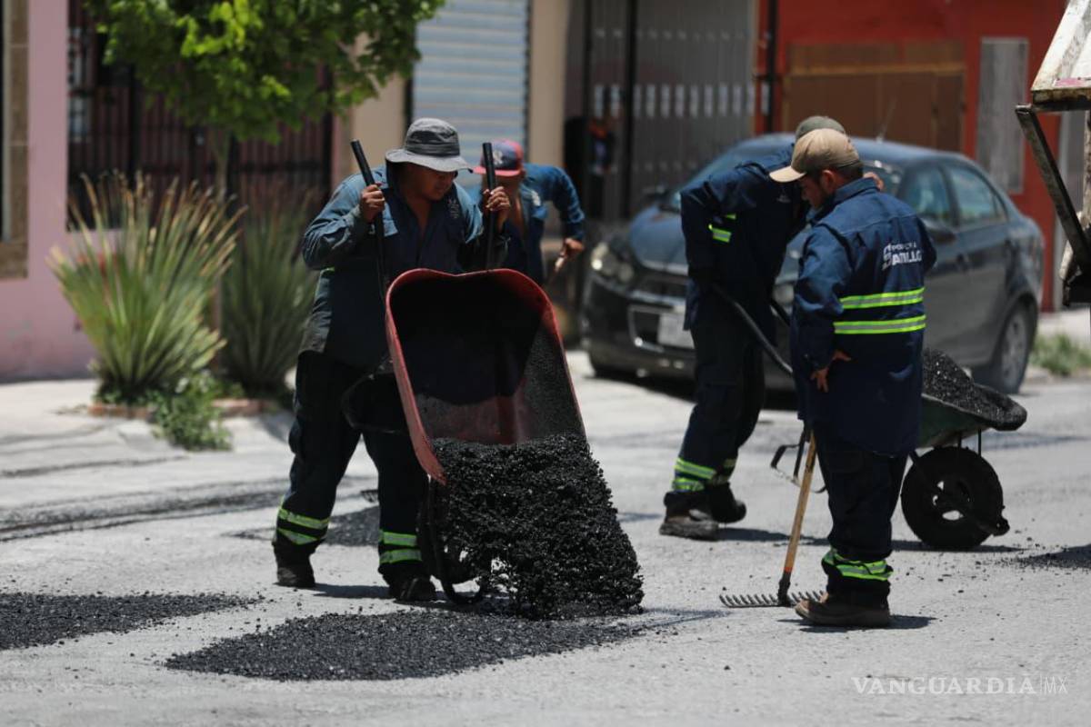 $!Brigadas de Infraestructura y Obra Pública atendieron calles con pavimento deteriorado en colonias como Nuevo Teresitas, Bellavista, Australia y Vicente Guerrero.