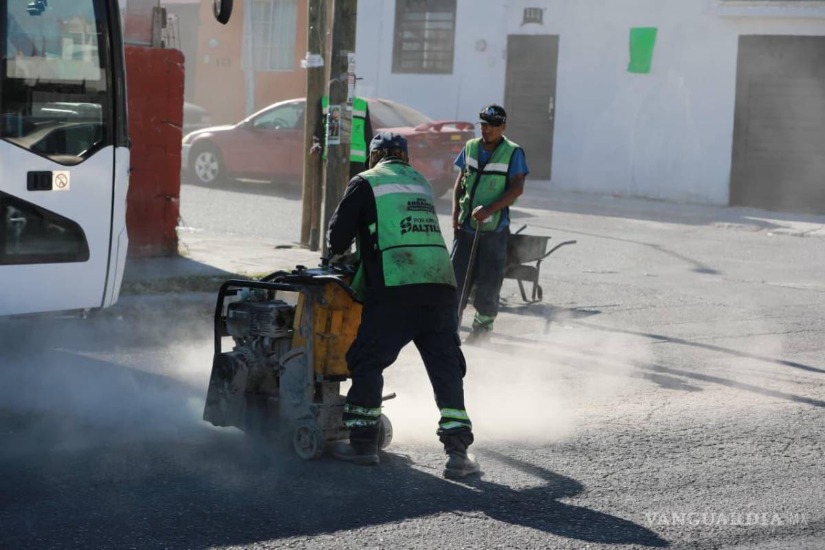 $!Cuadrillas y maquinaria participaron en el retiro de residuos y maleza del cauce.