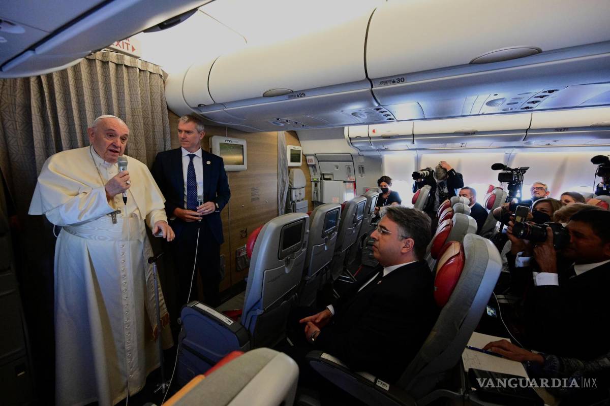 $!A bordo del avión papal, Francisco dijo a los periodistas que se trataba de un “viaje penitencial”.