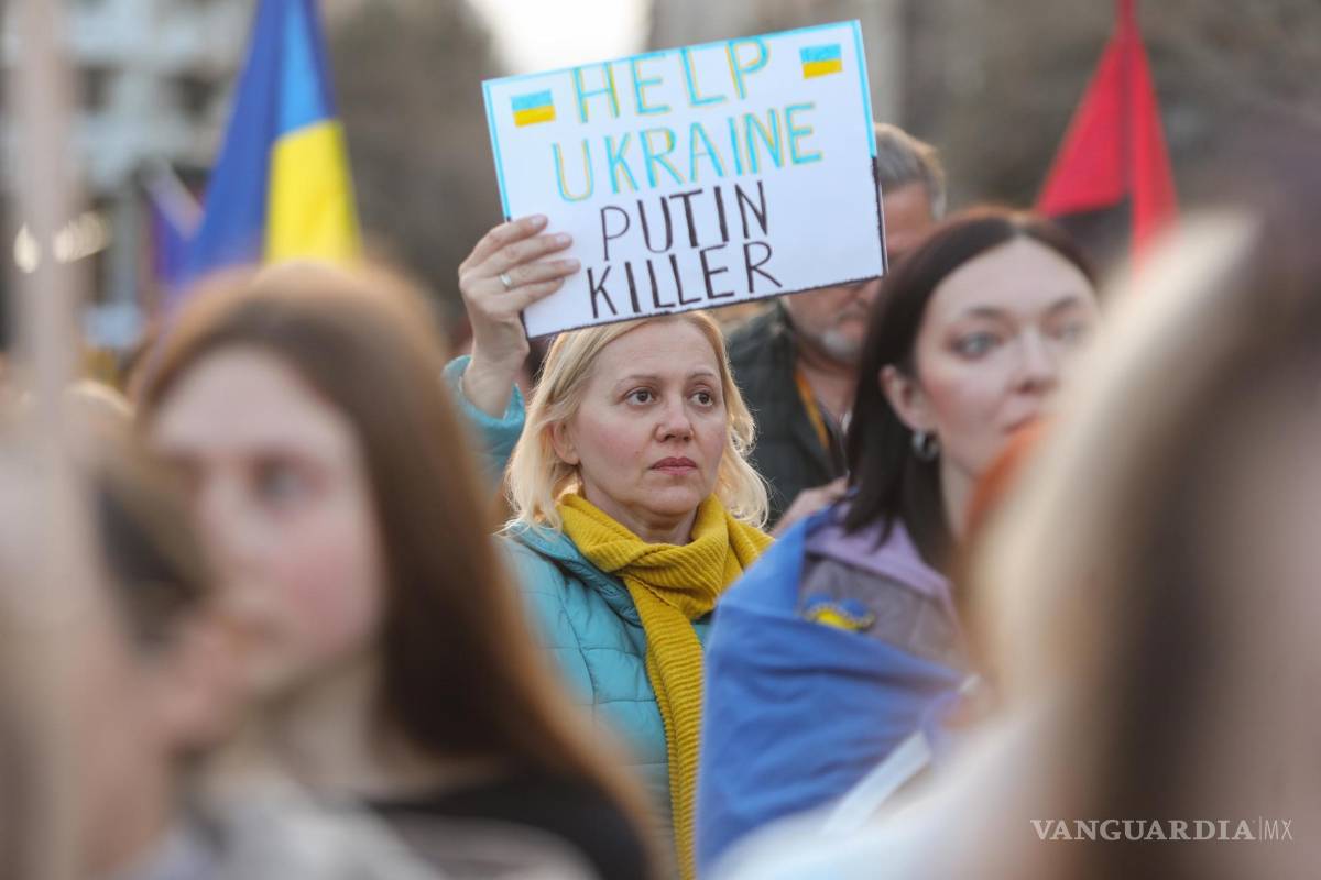 $!Ucranianos que viven en Grecia en una manifestación que conmemora el segundo aniversario de la invasión rusa de Ucrania, en la plaza Syntagma de Atenas, Grecia.