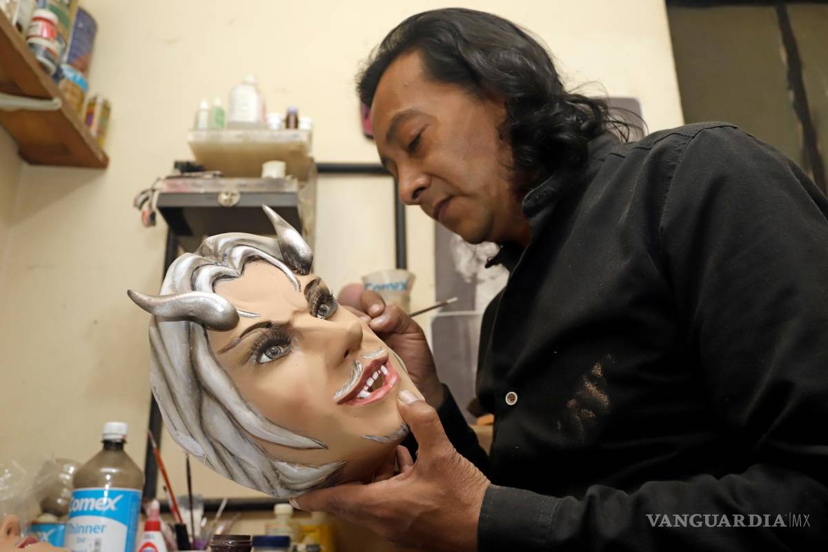 $!El escultor Adrián Becerra mientras trabaja en su taller de máscaras talladas en madera artesanal, en la ciudad de Puebla (México). EFE/ Hilda Ríos