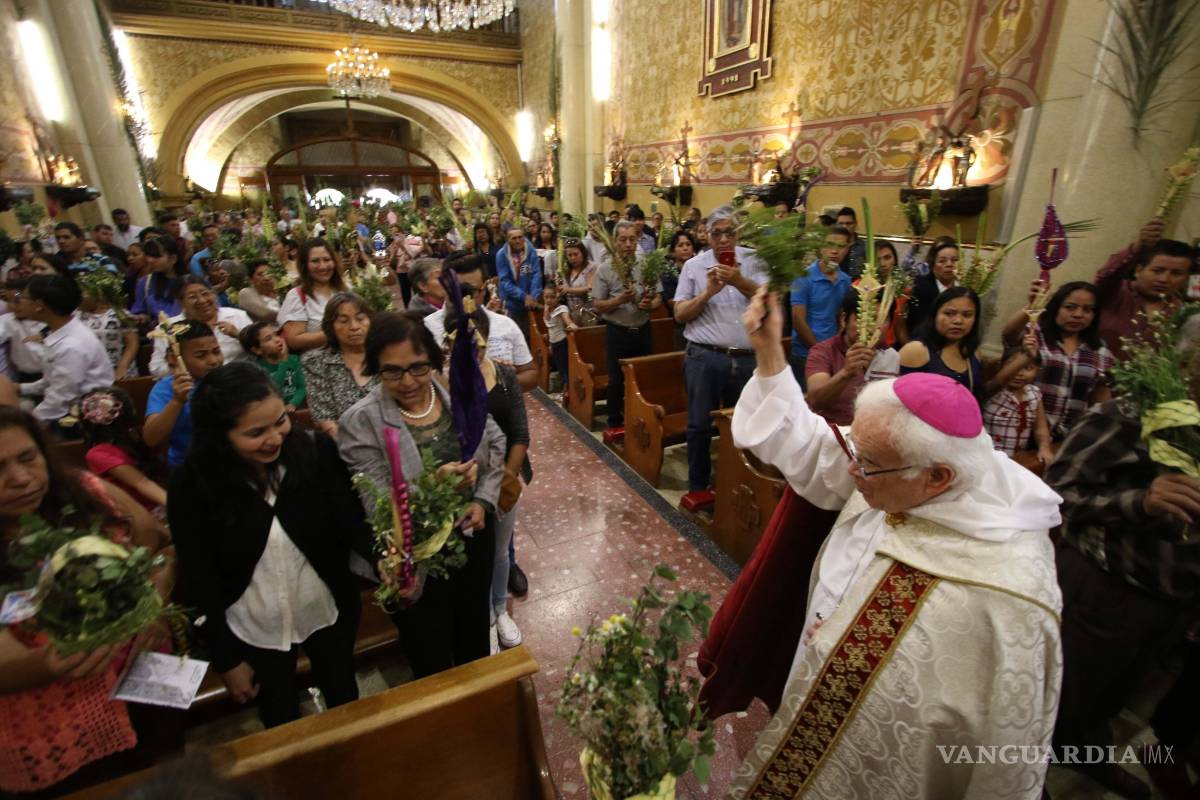 Acuden miles de saltillenses a la bendición de ramos, con lo que da inicio a las actividades de Semana Santa
