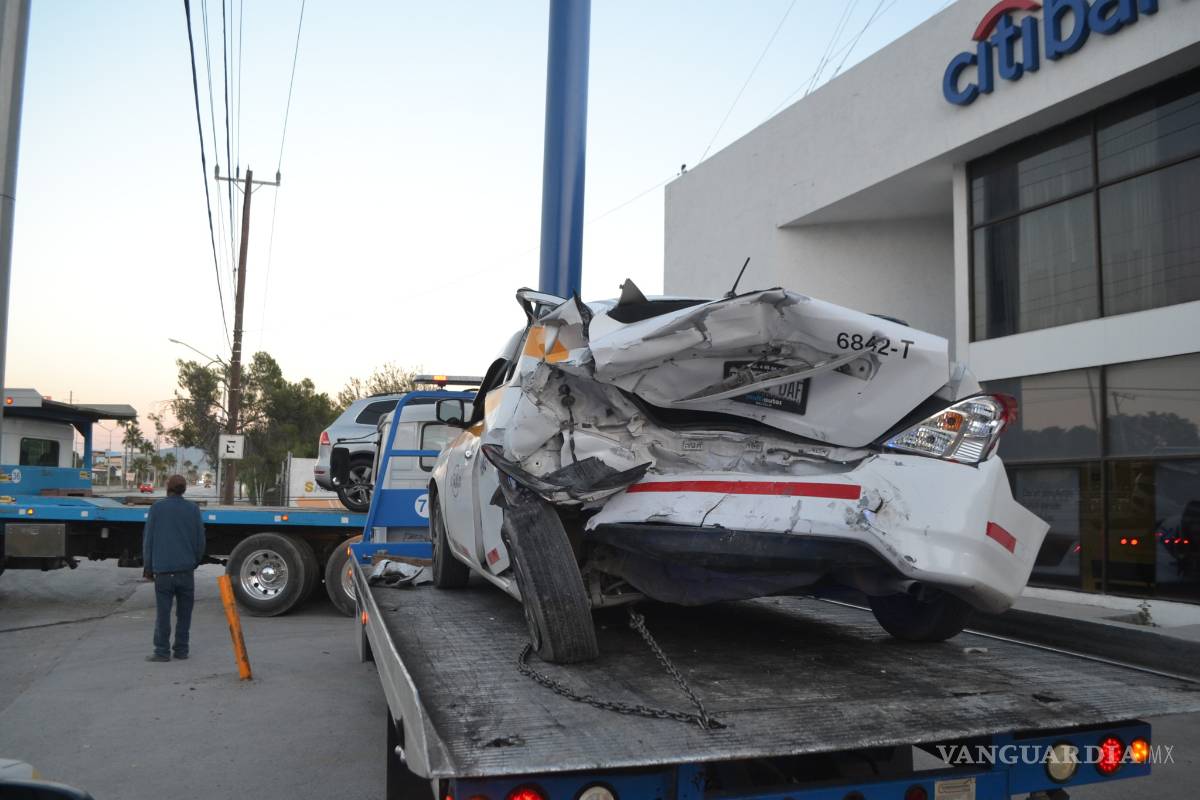 Lo impacta auto blindado; responsable escapa a pie