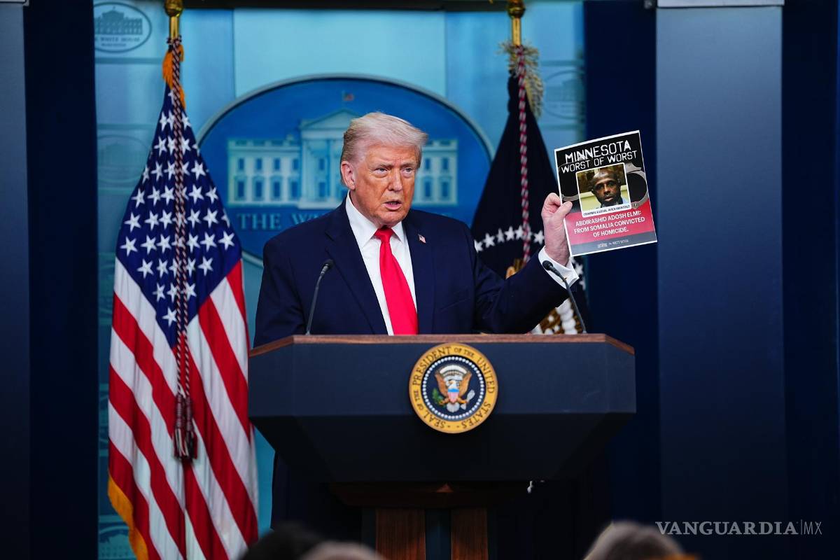 $!El presidente de Estados Unidos, Donald Trump, sostiene un cartel de un criminal de Minnesota que ICE ha detenido en la Casa Blanca en Washington.