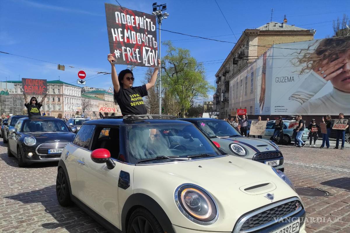$!Vista del acto de apoyo a las familias de los prisioneros de guerra ucranianos de la brigada Azov en Kiev, Ucrania.