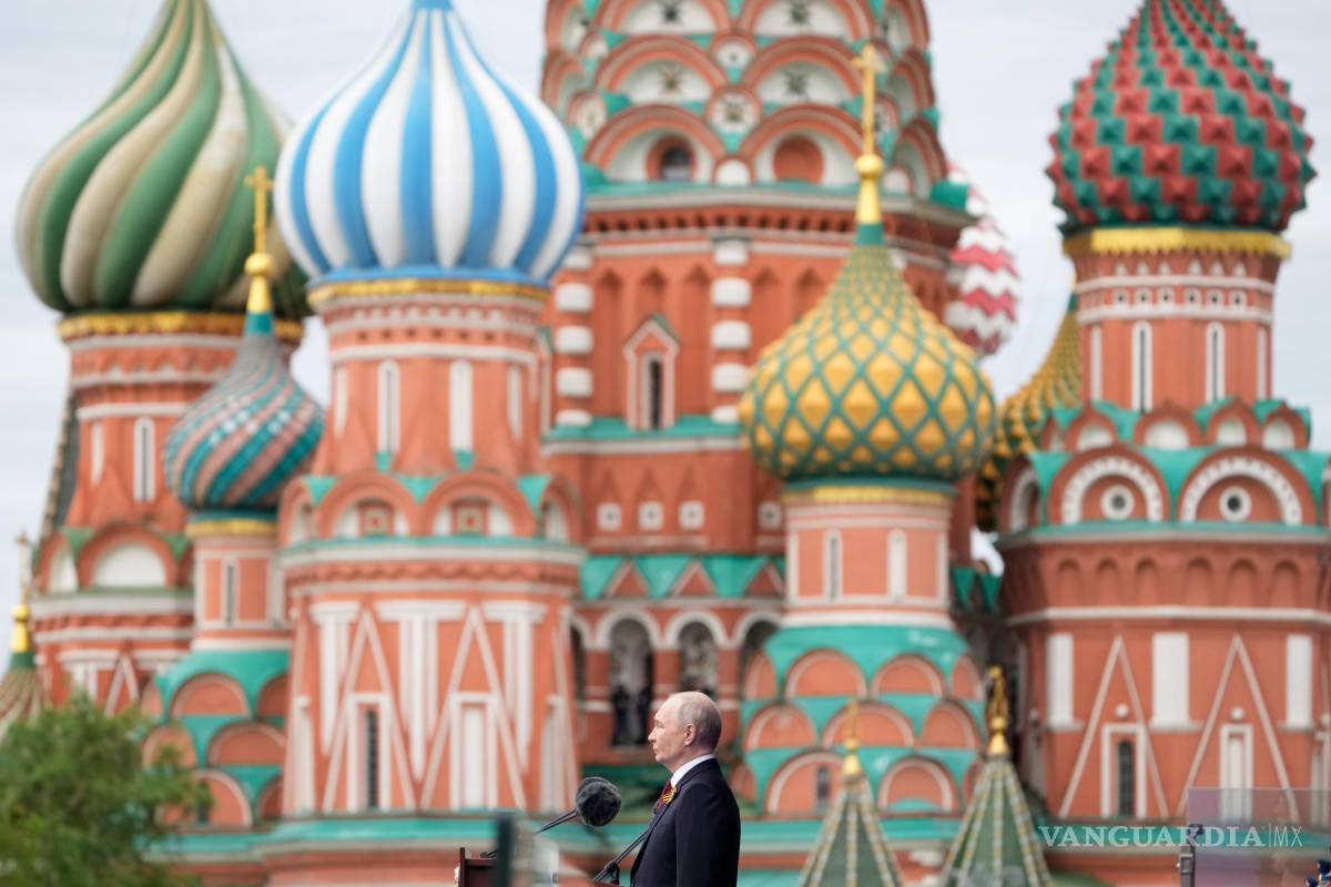 $!El presidente ruso Vladimir Putin pronuncia un discurso durante el desfile militar del Día de la Victoria en Moscú.