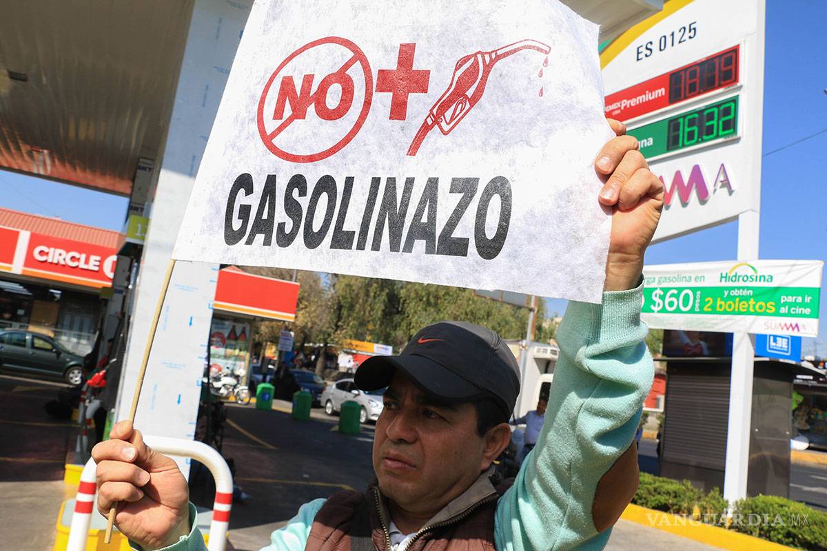 $!Bloqueos en varias carreteras de México contra el 'gasolinazo'