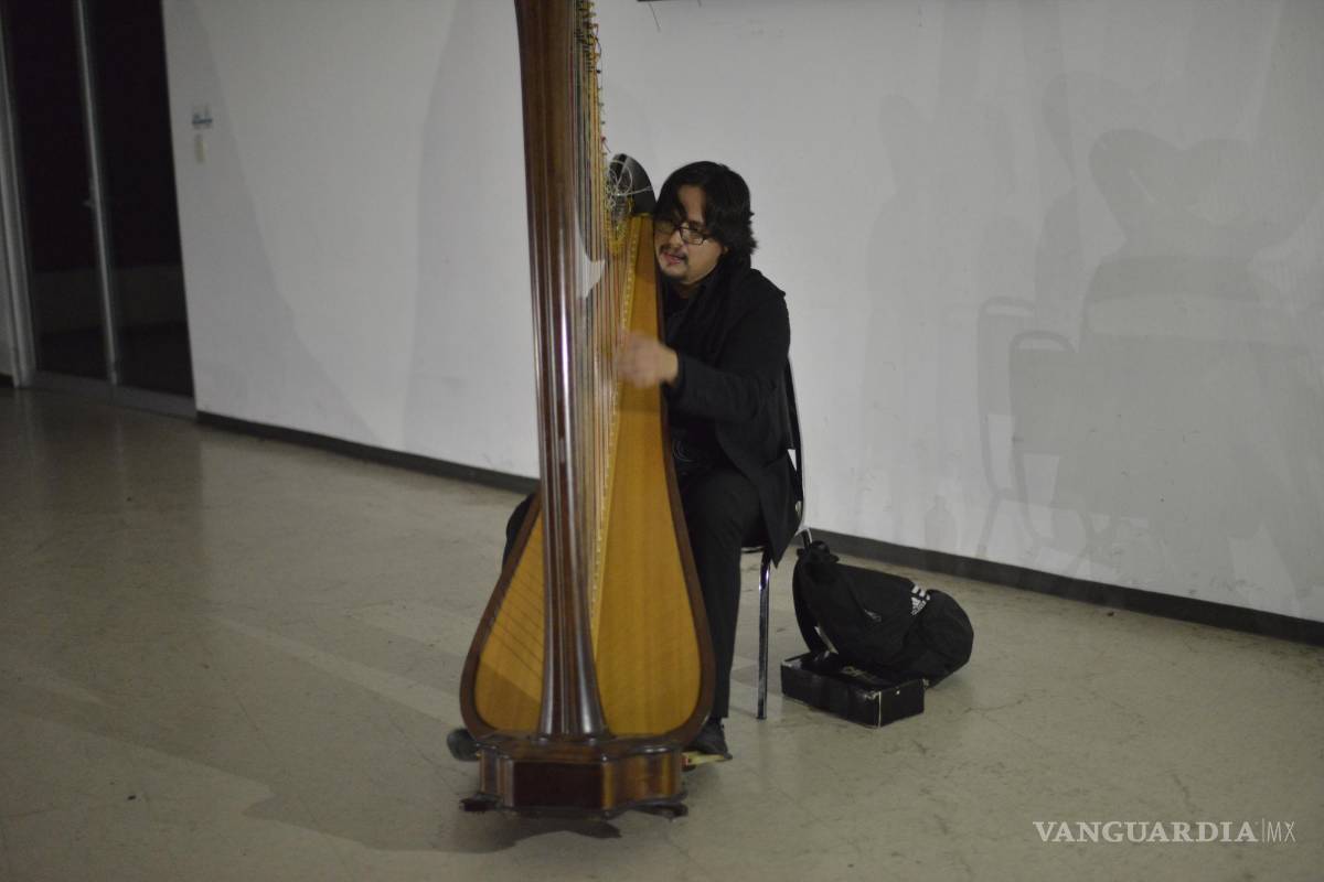 $!El arpista continuó a pesar del apagón.