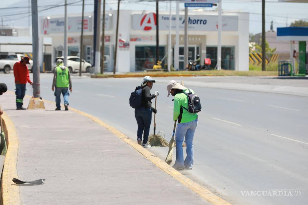 $!Brigadas municipales realizaron labores de limpieza en vialidades y camellones de Saltillo.