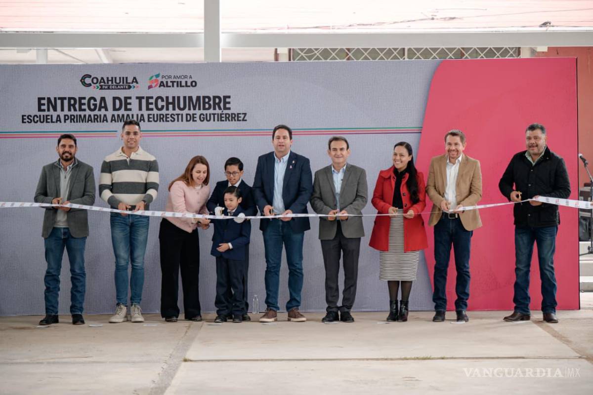 $!El Alcalde y autoridades municipales cortaron el listón durante la entrega.
