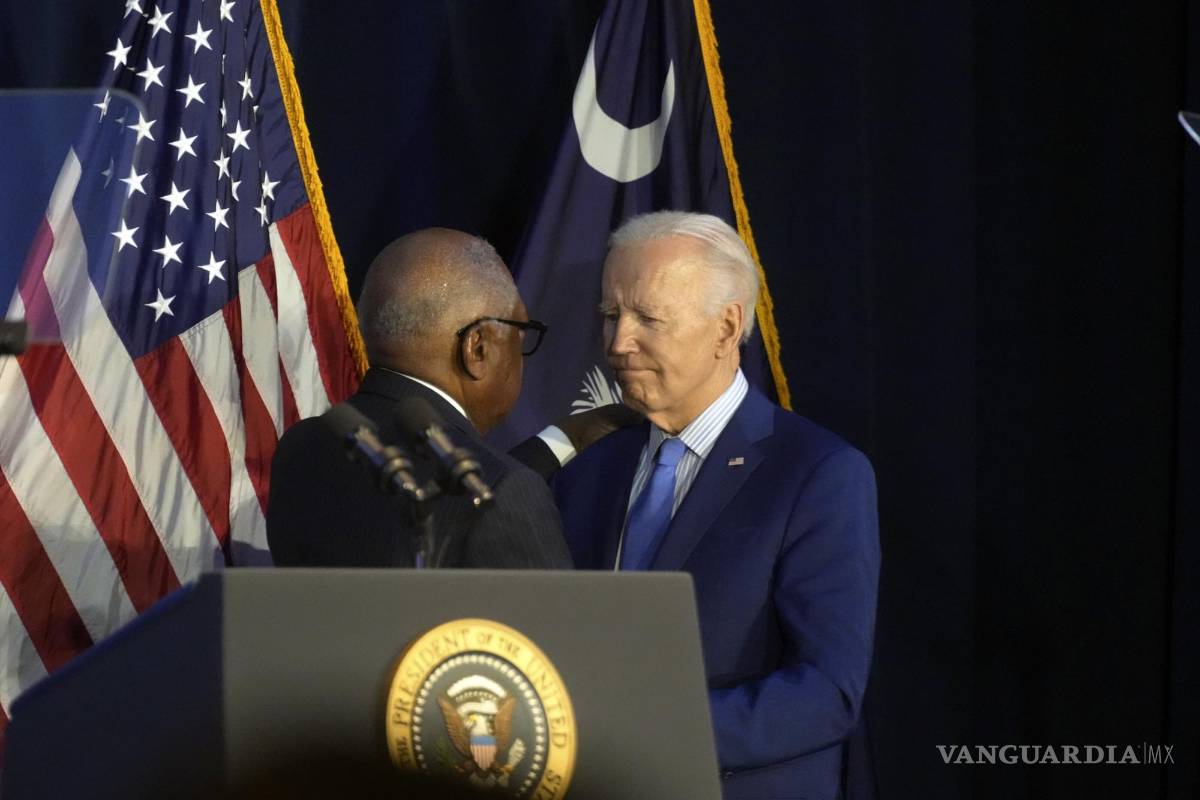 $!El representante estadounidense Jim Clyburn, demócrata por Carolina del Sur, presenta a Joe Biden en la primera cena del Partido Demócrata en Columbia.