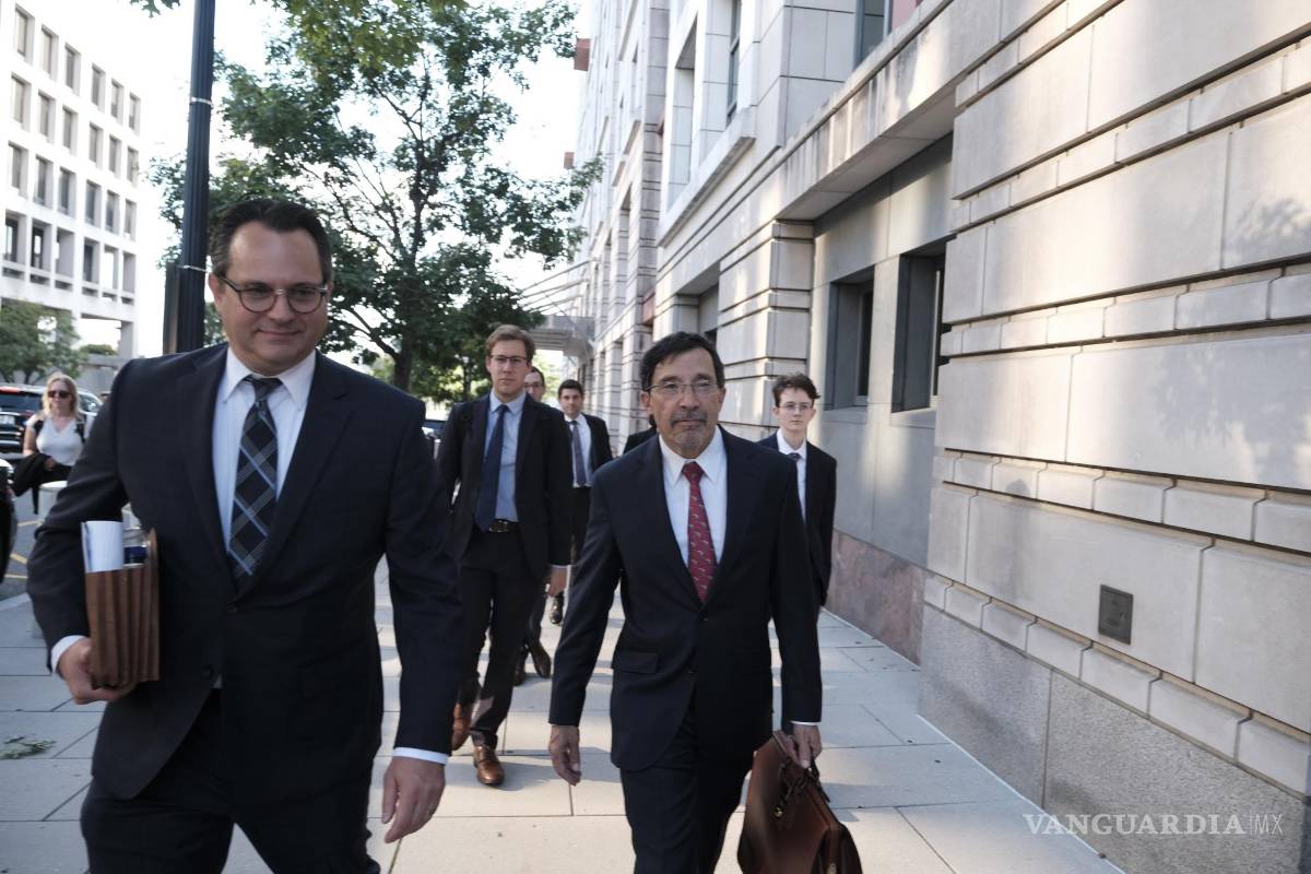 $!Los abogados del Departamento de Justicia, incluido Kenneth Dintzer (centro), salen del tribunal federal en Washington.