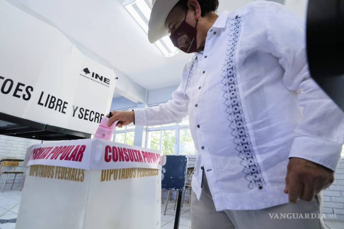 Armando Guadiana emite su voto en Consulta Popular