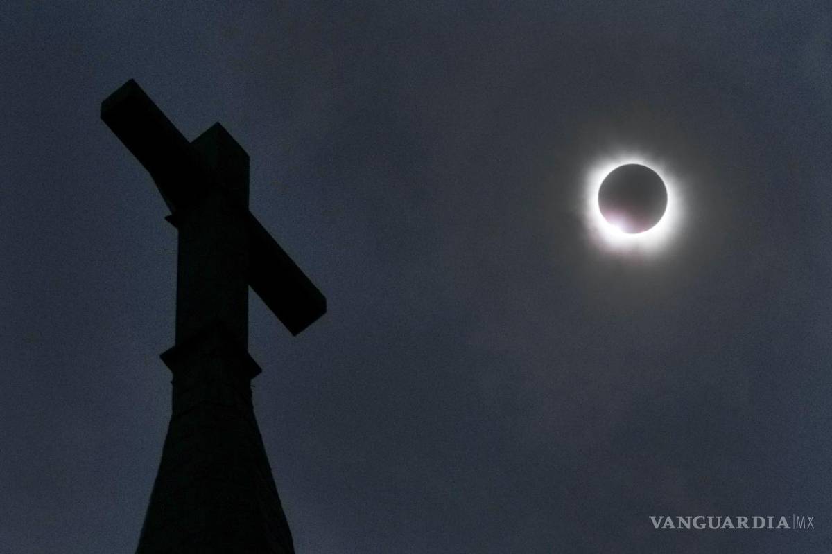 Así cautiva, maravilla y asombra el eclipse solar desde Mazatlán hasta la isla de Terranova (fotos)