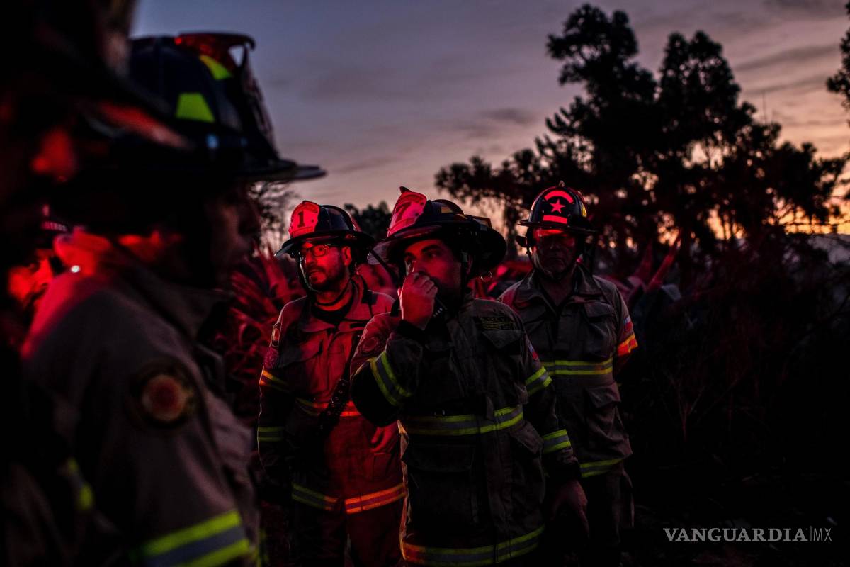 $!Los bomberos trabajan para apagar puntos calientes en el Jardín Botánico Nacional de Chile en Viña del Mar, Chile.