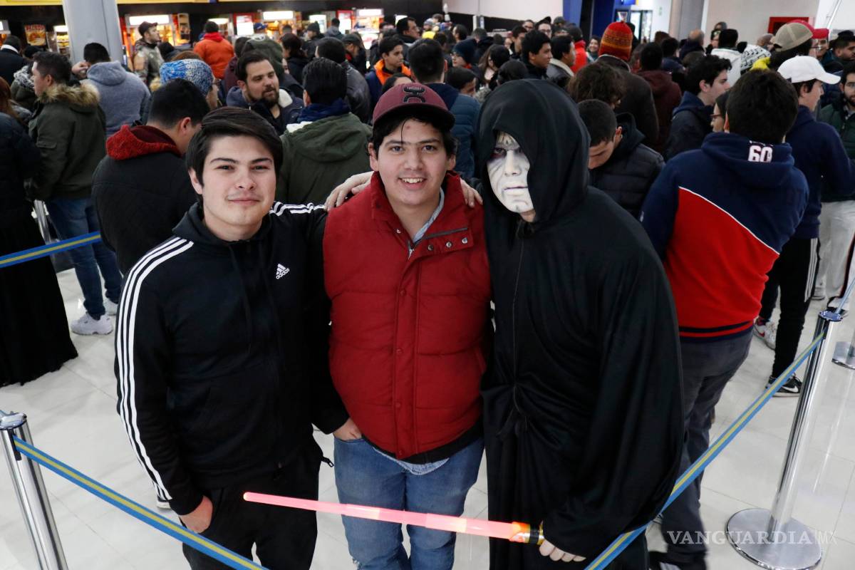 $!Sin importar el frío, saltillenses ‘vuelan’ a los cines por nueva película de Star Wars